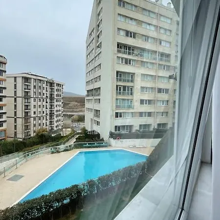 Havuz Manzarali, Guvenlikli Site Icinde *