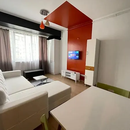 Havuz Manzarali, Guvenlikli Site Icinde *